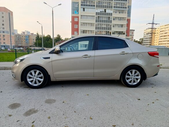 2015 Kia Rio III Рестайлинг, бежевый, 770000 рублей - вид 2