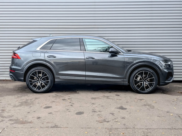 2019 Audi Q8 55 TFSI I (4M), серый, 4900000 рублей - вид 3