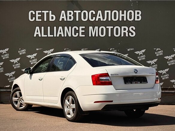 2019 Skoda Octavia III (A7) Рестайлинг, белый - вид 4