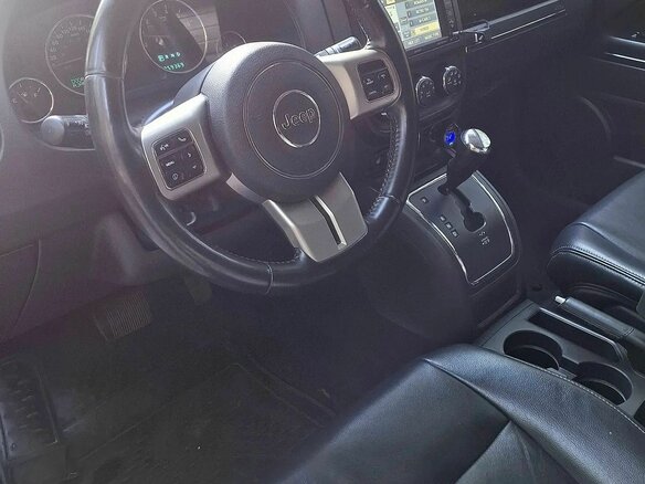 2011 Jeep Compass I Рестайлинг, серебристый, 990000 рублей - вид 25