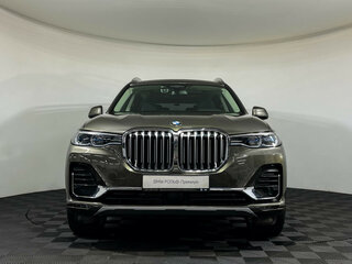 2021 BMW X7 40i I (G07), коричневый, 8725615 рублей, вид 3