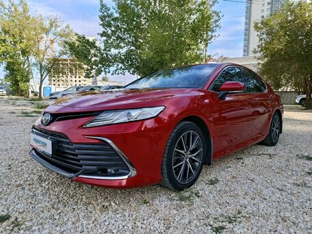 2021 Toyota Camry VIII (XV70) Рестайлинг, красный, 3010000 рублей, вид 1