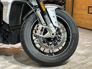 2022 Triumph Rocket 3, серебристый, 2700000 рублей, вид 5