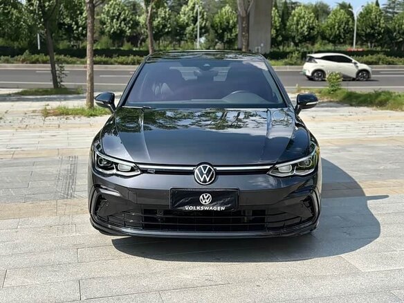 2021 Volkswagen Golf VIII, чёрный, 1611000 рублей - вид 1