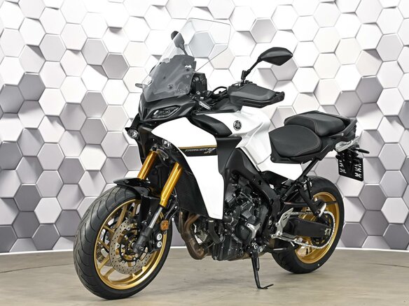 2023 Yamaha MT-09 Tracer (FJ-09), белый, 1227000 рублей - вид 1