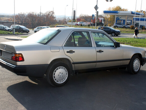 1987 Mercedes-Benz W124 230, белый - вид 2