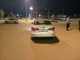 2017 Kia Rio III Рестайлинг, серебристый, 600000 рублей, вид 3