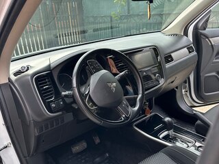 2018 Mitsubishi Outlander III Рестайлинг 2, белый, 1900000 рублей, вид 3