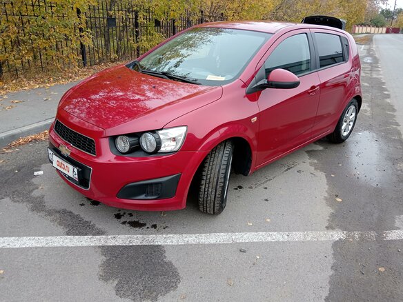 2013 Chevrolet Aveo II, красный, 750000 рублей