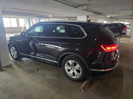 2019 Volkswagen Touareg III, чёрный, 3990000 рублей, вид 5