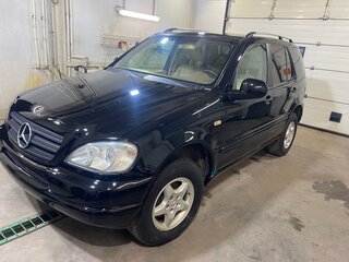 2000 Mercedes-Benz M-Класс 320 I (W163), чёрный, 840000 рублей, вид 1