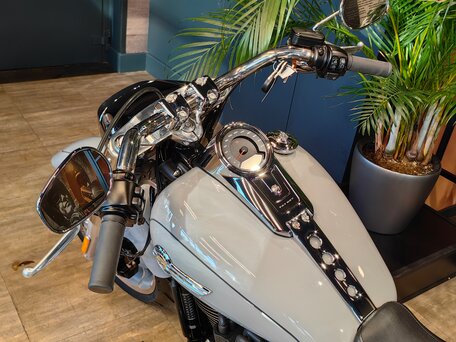 2024 Harley-Davidson Fat Boy, серый, 3500000 рублей, вид 5