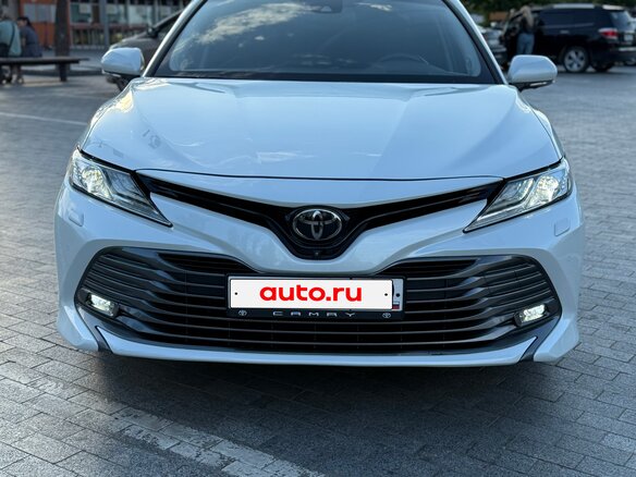 2019 Toyota Camry VIII (XV70), белый, 3700000 рублей - вид 1