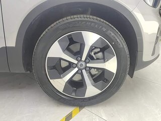 2023 Volvo XC40 I Рестайлинг, серый, 3786574 рублей, вид 5