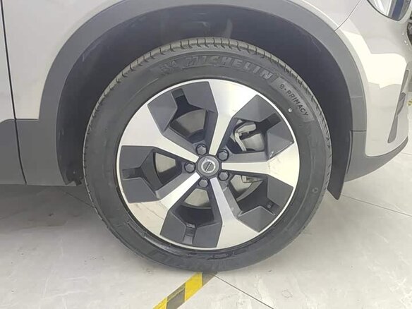 2023 Volvo XC40 I Рестайлинг, серый, 3786574 рублей - вид 4