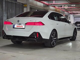 2024 BMW 5 серии 530i xDrive VIII (G60/G61/G68), белый, 8277700 рублей, вид 2