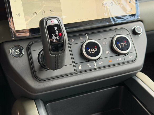2025 Land Rover Defender 110 II, зелёный, 11500000 рублей - вид 14