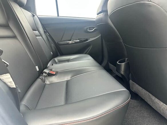 2022 Toyota Yaris L X XP150 Рестайлинг, белый, 1420000 рублей - вид 13