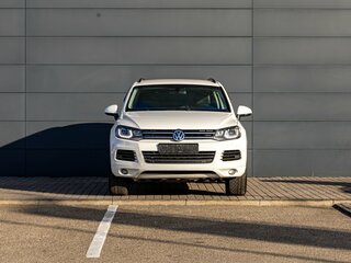 2012 Volkswagen Touareg II, белый, 2095000 рублей, вид 2