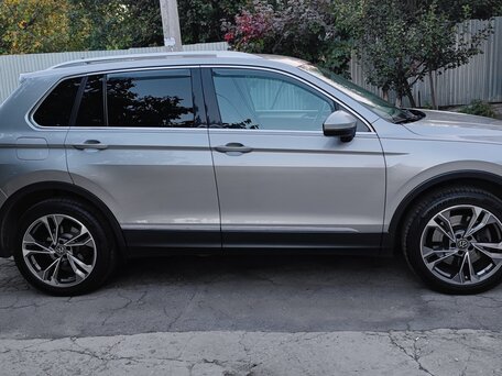 2017 Volkswagen Tiguan II, серебристый, 1850000 рублей, вид 4