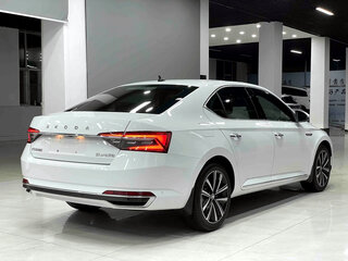 2023 Skoda Superb III Рестайлинг, белый, 2000700 рублей, вид 5
