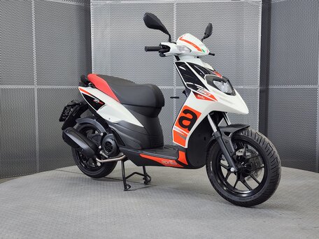 2025 Aprilia SR 125, белый, 243000 рублей, вид 2