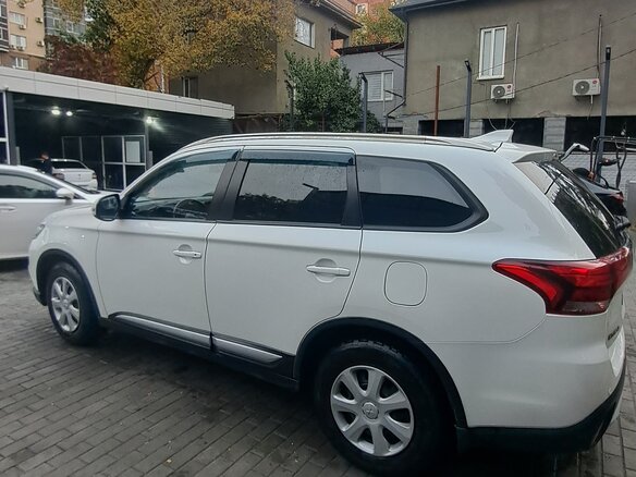 2018 Mitsubishi Outlander III Рестайлинг 2, белый, 2500000 рублей - вид 3