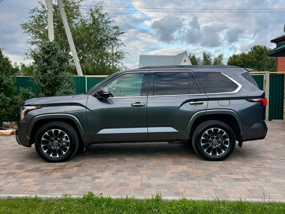 2023 Toyota Sequoia III, серый, 8950000 рублей - вид 2