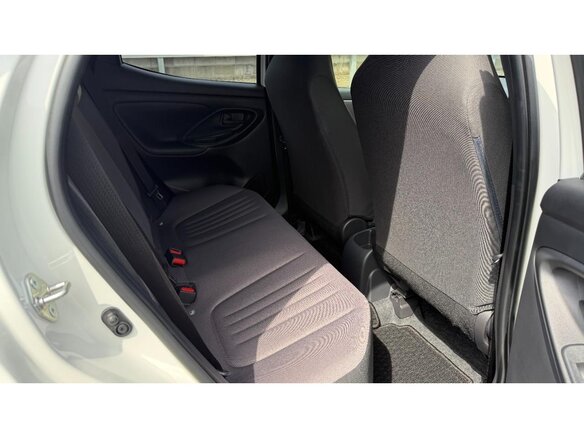 2022 Toyota Yaris IV, белый, 1061000 рублей - вид 21