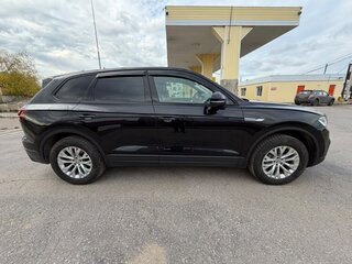 2018 Volkswagen Touareg III, чёрный, 4150000 рублей, вид 4