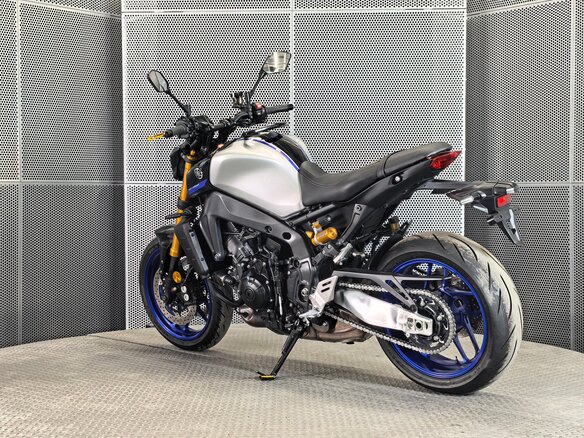 2023 Yamaha MT-09 (FZ-09), серебристый, 1149000 рублей - вид 5