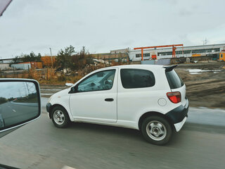 2001 Toyota Vitz I (P10), белый, 290000 рублей, вид 2