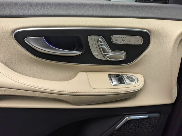 2026 Mercedes-Benz V-Класс Extra Long 300 d экстра длинный III (W447) Рестайлинг 2, чёрный, 14800000 рублей - вид 17