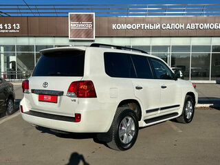 2013 Toyota Land Cruiser 200 Series Рестайлинг 1, белый, 3885000 рублей, вид 4