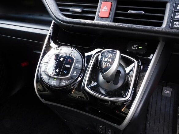 2021 Toyota Voxy III (R80) Рестайлинг, белый, 2010000 рублей - вид 16