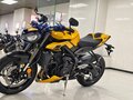 2025 Triumph Street Triple, жёлтый - вид 5