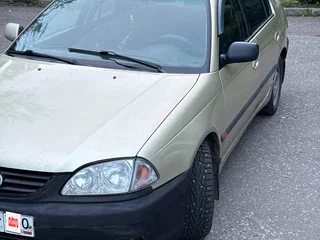 2001 Toyota Avensis I Рестайлинг, жёлтый, 175000 рублей, вид 3