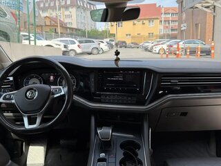 2019 Volkswagen Touareg III, серебристый, 4470000 рублей, вид 2