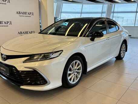 2021 Toyota Camry VIII (XV70) Рестайлинг, белый, 2725000 рублей, вид 1