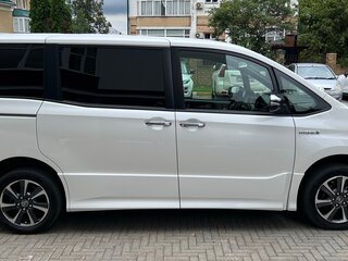 2019 Toyota Voxy III (R80) Рестайлинг, белый, 2390000 рублей, вид 2