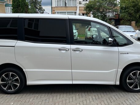 2019 Toyota Voxy III (R80) Рестайлинг, белый, 2390000 рублей, вид 2