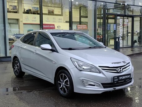 2016 Hyundai Solaris I Рестайлинг, серебристый, 816000 рублей, вид 3