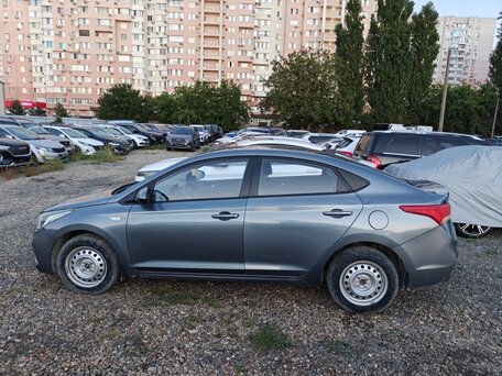 2018 Hyundai Solaris II, серый, 882000 рублей, вид 2