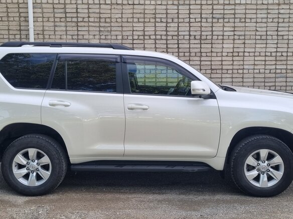 2020 Toyota Land Cruiser Prado 150 Series Рестайлинг 2, белый, 4980000 рублей - вид 1