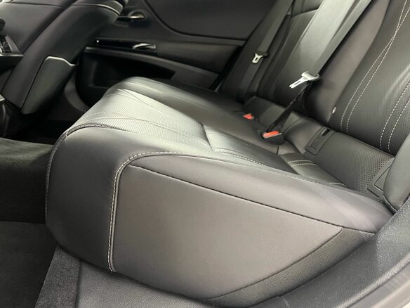 2022 Lexus ES 250 VII Рестайлинг, белый, 4600000 рублей - вид 15