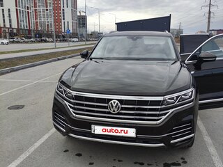 2018 Volkswagen Touareg III, коричневый, 3750000 рублей, вид 2