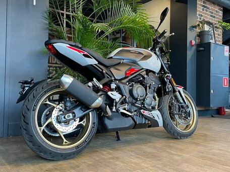 2026 Triumph Trident 800, серебристый, 1620000 рублей, вид 3