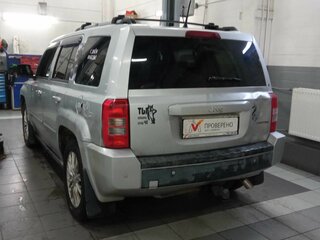 2010 Jeep Liberty (Patriot), серебристый, 650000 рублей, вид 3