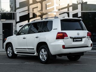 2015 Toyota Land Cruiser 200 Series Рестайлинг 1, белый, 4650000 рублей, вид 2