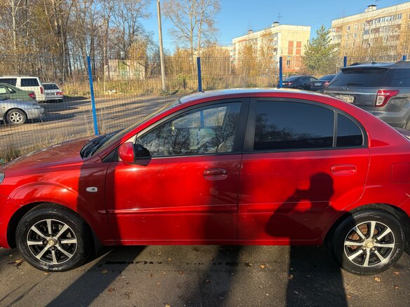 2010 Kia Rio II Рестайлинг, красный, 550000 рублей - вид 4